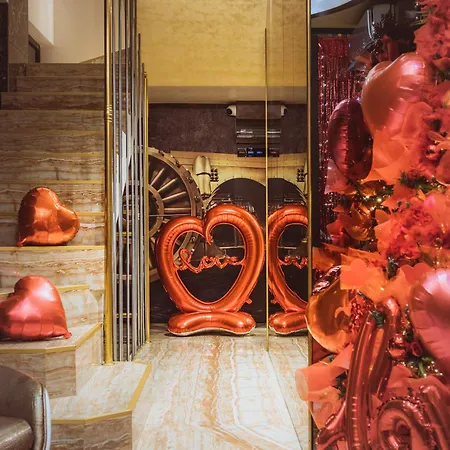 Hidden Bank: Pearls Love hotel *