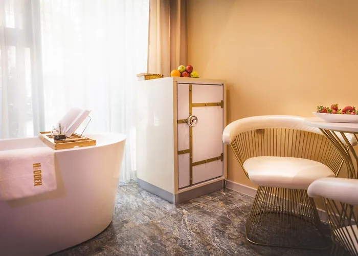 Hidden Bank: Pearls Love hotel